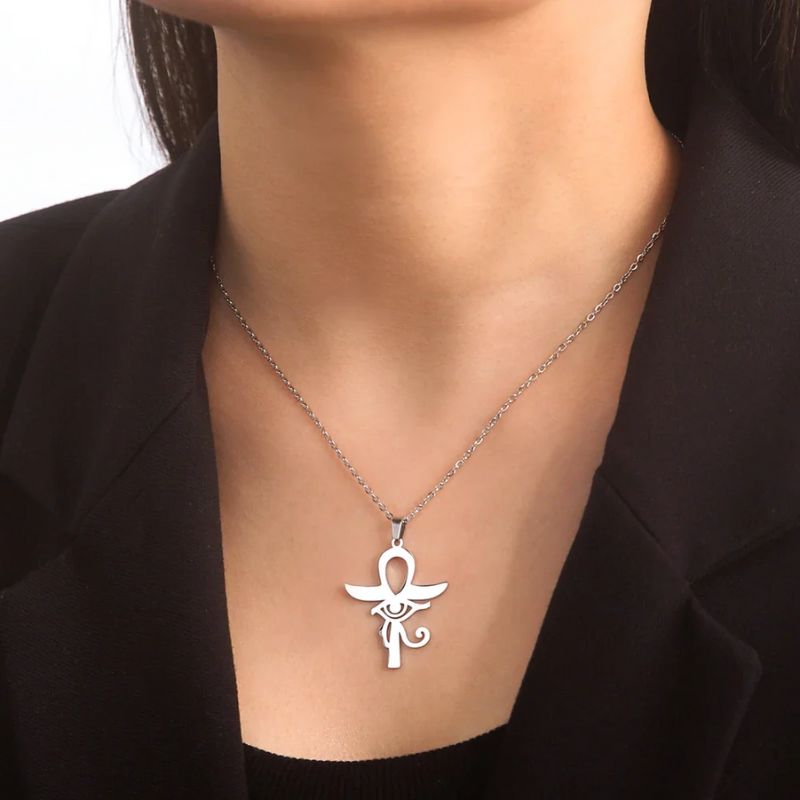 ankh pendentif en acier inoxydable finition argent porté par une femme