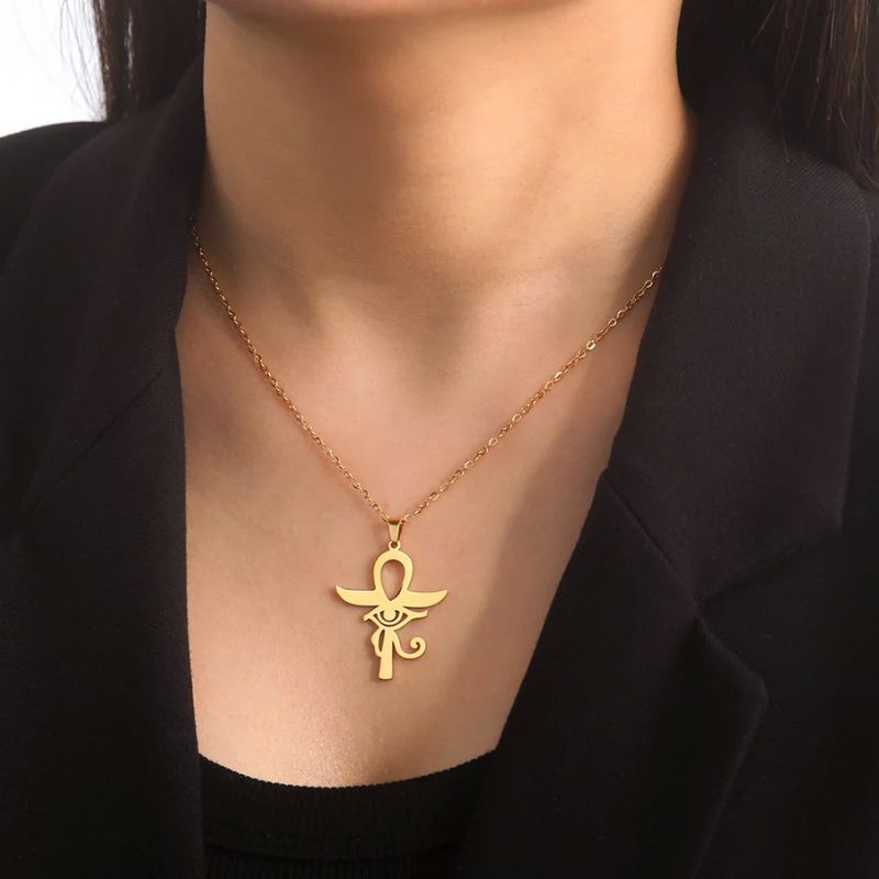 ankh pendentif en acier inoxydabe finition or porté par une femme