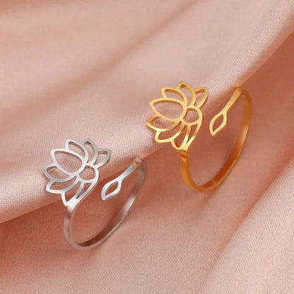 Bague Fleur de Lotus en argent posée sur un tissu rose, mettant en valeur son éclat délicat et son design ajouré.