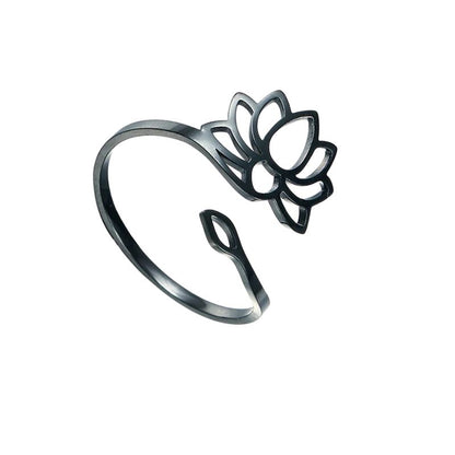 Bague Fleur de Lotus en acier noir, un accessoire moderne et spirituel au style épuré.