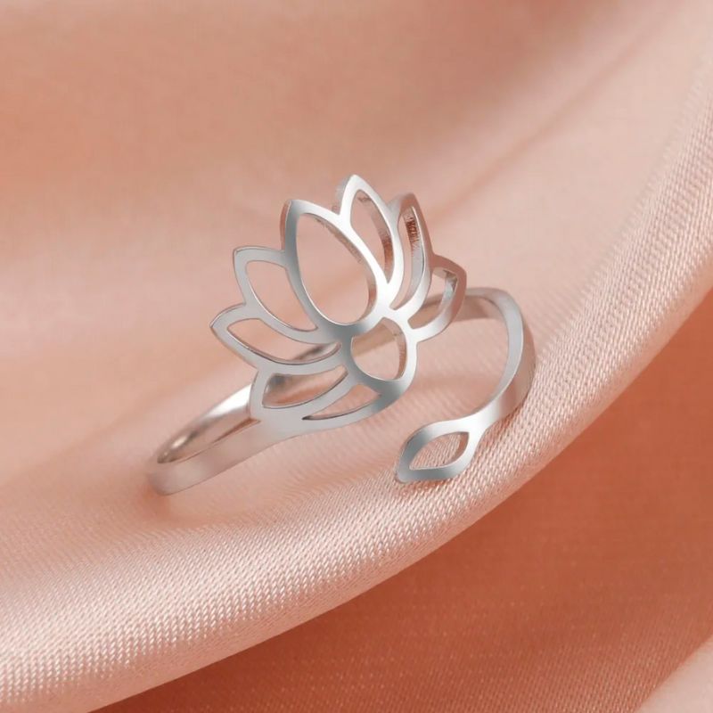 Bagues Fleur de Lotus en or et argent portées à la main, un bijou élégant et significatif pour toute occasion