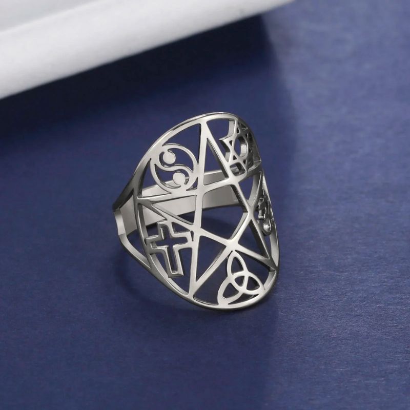 Bague Pentagramme en acier inoxydable finition argent sur fond