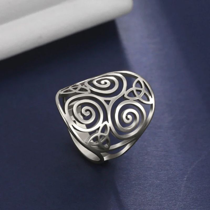 Bague Triskel en argent posée sur un fond