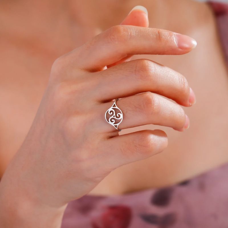 Bague Triskel Femme en argent portée au doigt