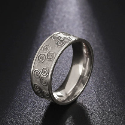 Bague triskel homme en acier inoxydable finition argent sur fond noir