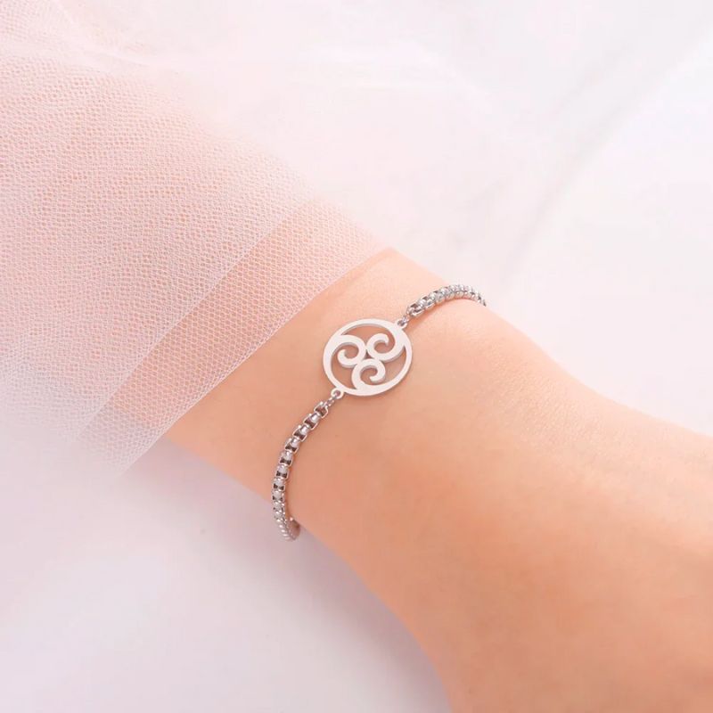 Bracelet Triskel femme en acier inoxydable porté sur un poignet