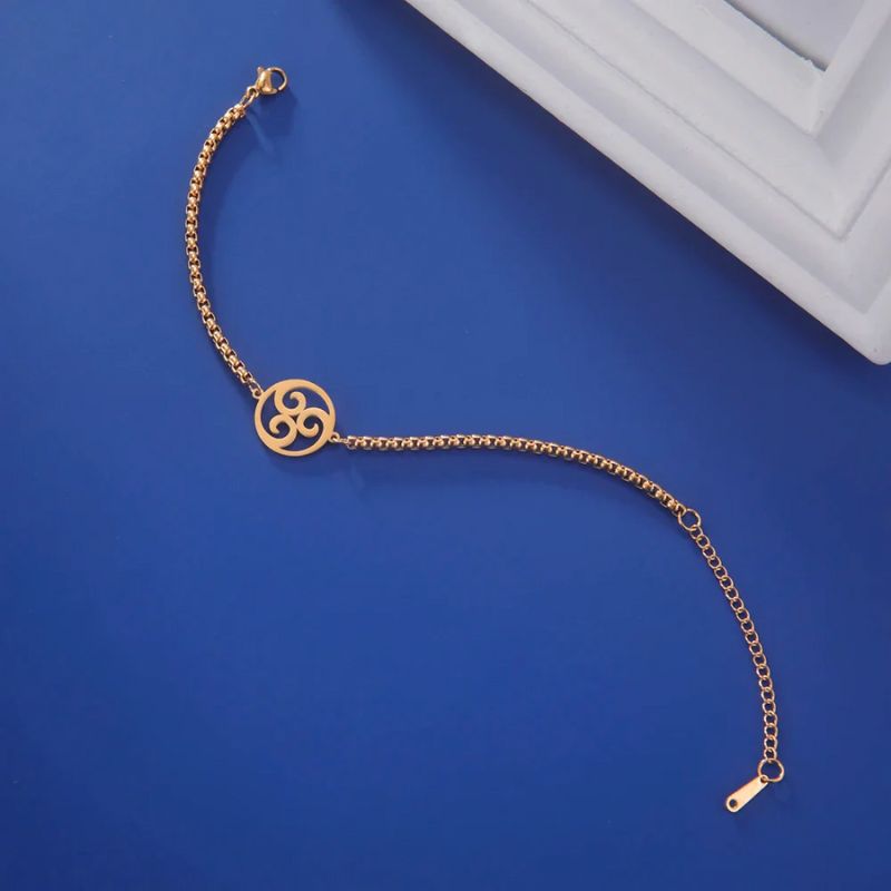 Bracelet Triskel Femme doré sur fond bleu avec chaîne ajustable