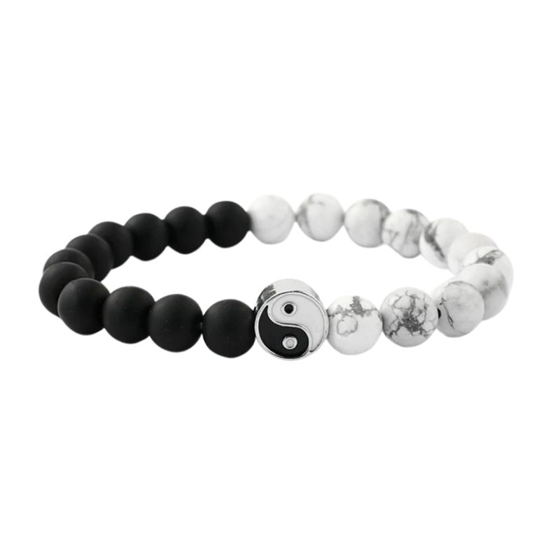 Bracelet Yin Yang composé de perles d'onyx noir et de howlite blanche, avec un symbole yin yang central