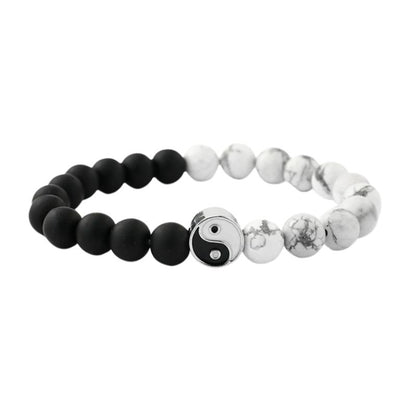 Bracelet Yin Yang composé de perles d'onyx noir et de howlite blanche, avec un symbole yin yang central