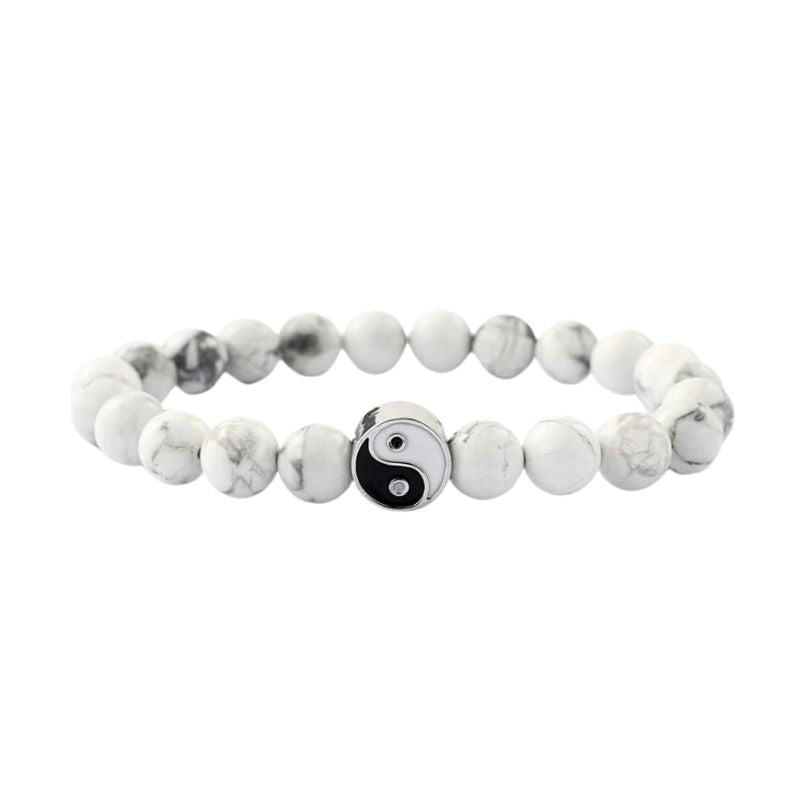 Bracelet en pierres naturelles de howlite blanche avec une perle yin yang gravée.