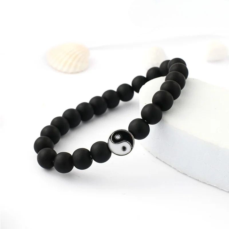 Bracelet Yin Yang en onyx noir mat avec une perle centrale yin yang. 