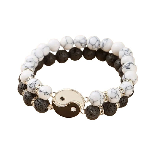 Bracelet Couple Yin Yang pour 2 entrelacés, en pierres naturelles noires et blanches sur fond blanc.