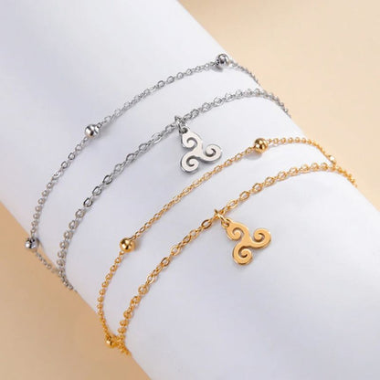 Bracelets Triskell en or et en argent avec leur pendentif celtique en spirale et leurs doubles chaînes élégantes.