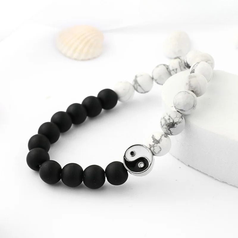 Ensemble de bracelets Yin Yang en pierres naturelles d’onyx noir et de howlite blanche.