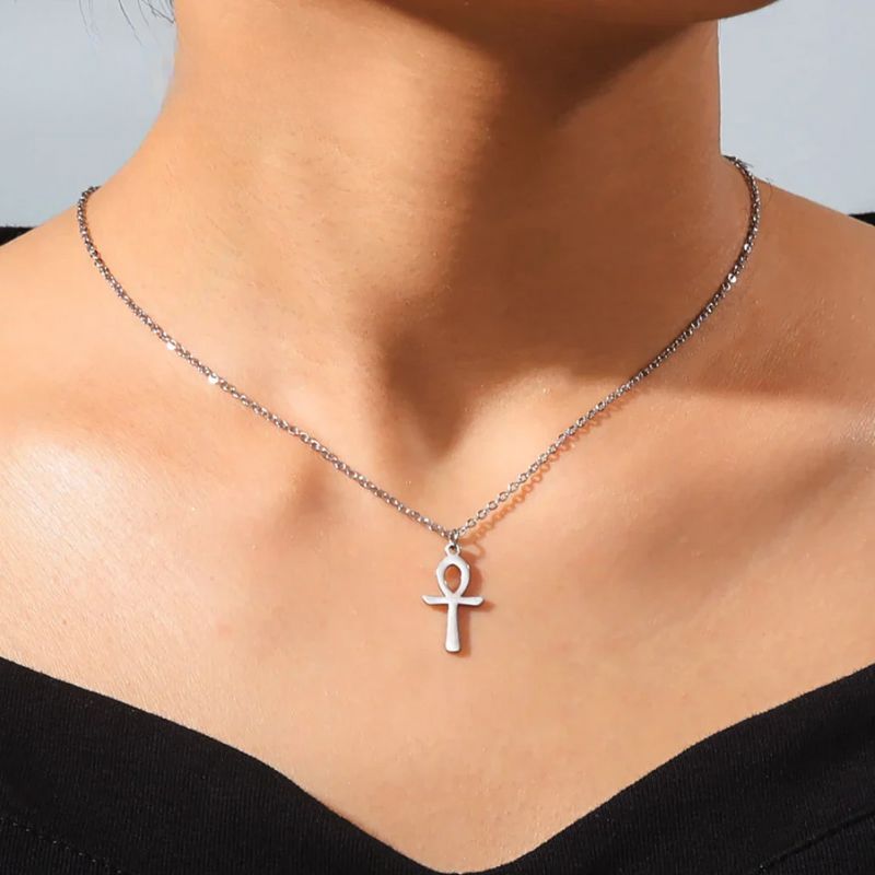 Collier Ankh finition argent porté par une femme