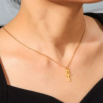 Collier Ankh finition or porté par une femme