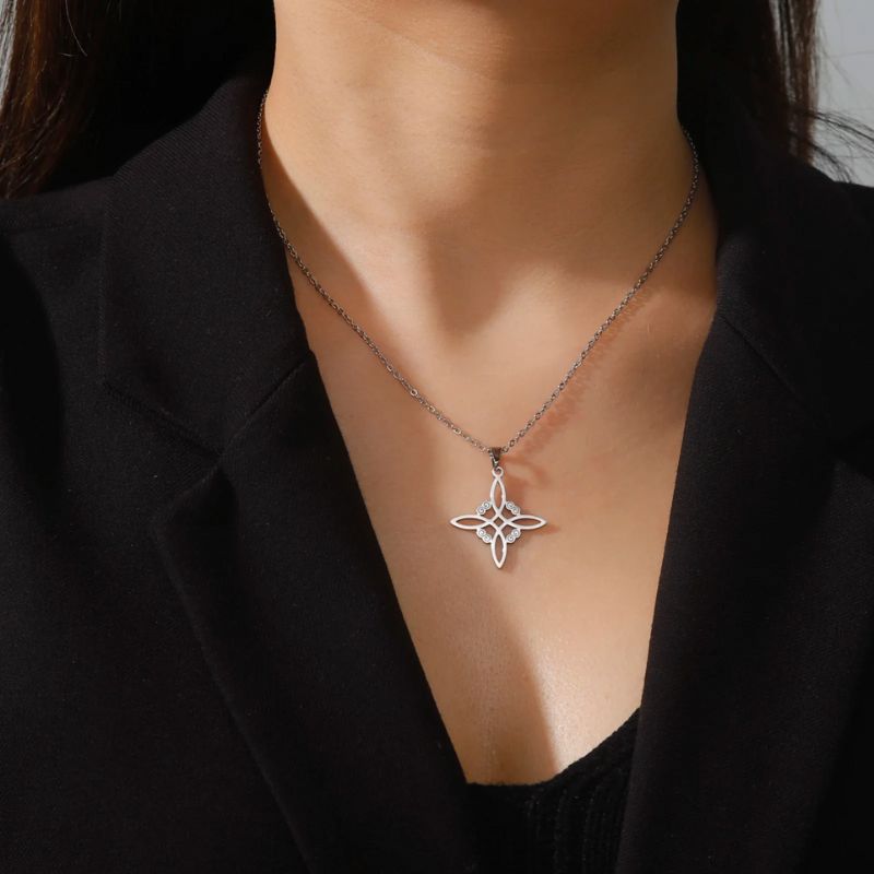 collier nœud de sorcière en acier inoxydable finition argent porté par une femme