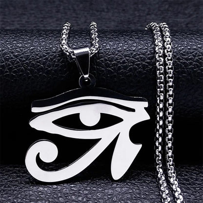 Collier Œil d'Horus en acier inoxydable argenté, suspendu à une chaîne assortie, symbole de protection et d'éveil spirituel inspiré de l'Égypte ancienne.