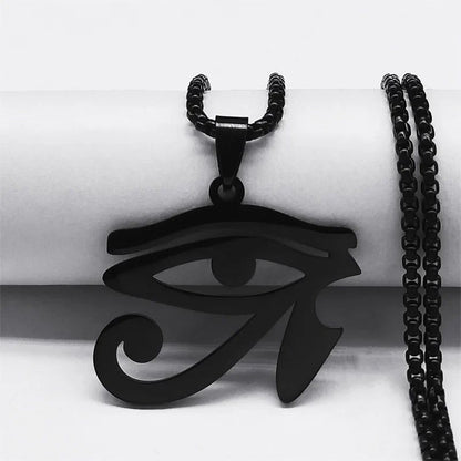 Collier Œil d'Horus en acier inoxydable noir, accompagné de chaînes noires et argentées, offrant un style moderne et puissant inspiré de l'Égypte antique.