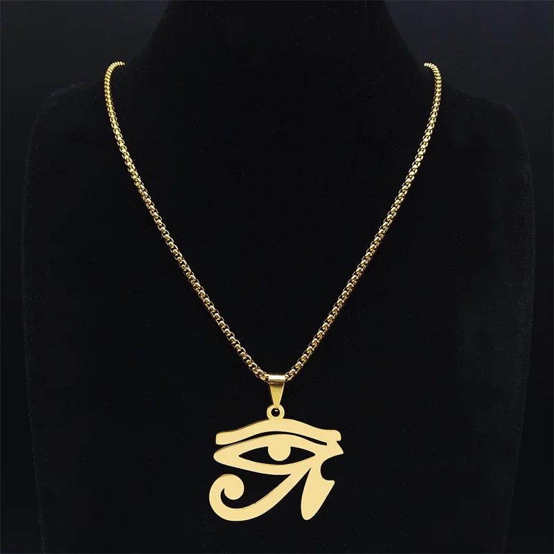 Collier Œil d'Horus en acier inoxydable couleur or, présenté sur un buste noir, mettant en avant son élégance et son symbolisme mystique.