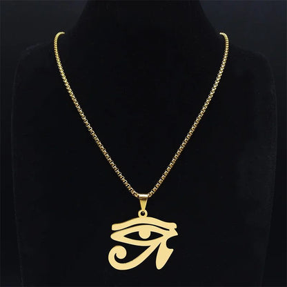 Collier Œil d'Horus en acier inoxydable couleur or, présenté sur un buste noir, mettant en avant son élégance et son symbolisme mystique.