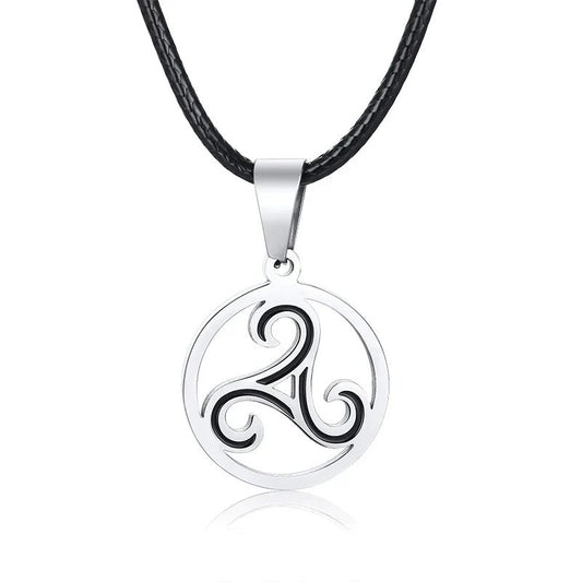 Collier Triskel en acier inoxydable argenté avec cordon noir