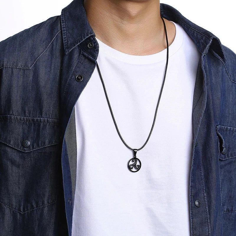 Collier Triskel noir homme porté