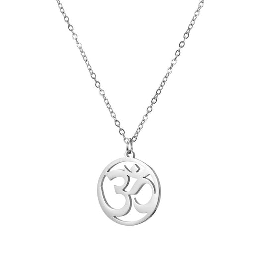 Pendentif Aum en argent avec finition brillante, symbole spirituel en cercle ajouré, présenté sur une chaîne délicate.