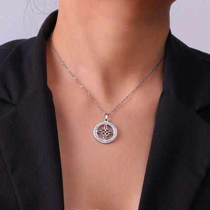 pendentif nœud de sorcière en acier inoxydable finition argent porté par une femme