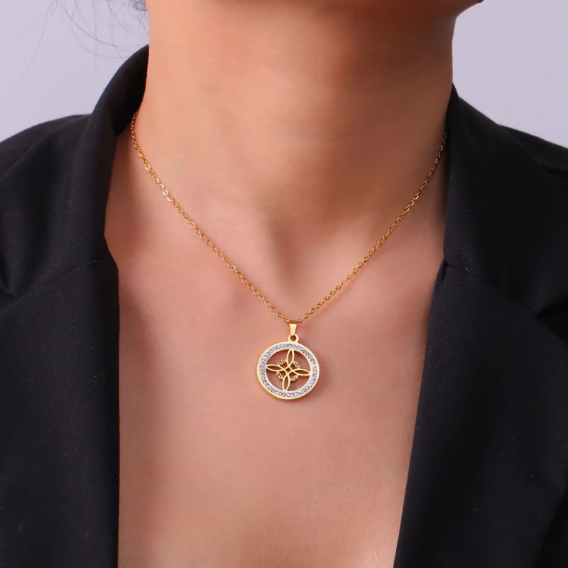 pendentif nœud de sorcière en acier inxodyable finition or porté par une femme