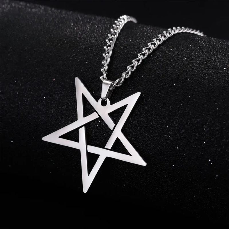 Pendentif pentacle en acier inoxydable finition argent sur fond noir